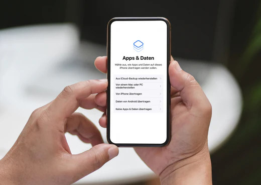 Hände halten ein Handy in der Hand, auf dem "Apps & Daten" steht Buy and rent back